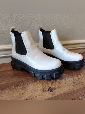 Circus by Sam Edelman Platform Boots Women 8 Chunky Sole White Black 2.5” heel